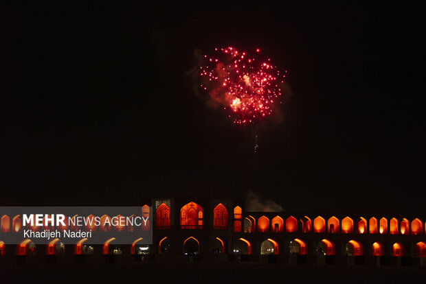 نور افشانی شب پیروزی انقلاب اسلامی در اصفهان