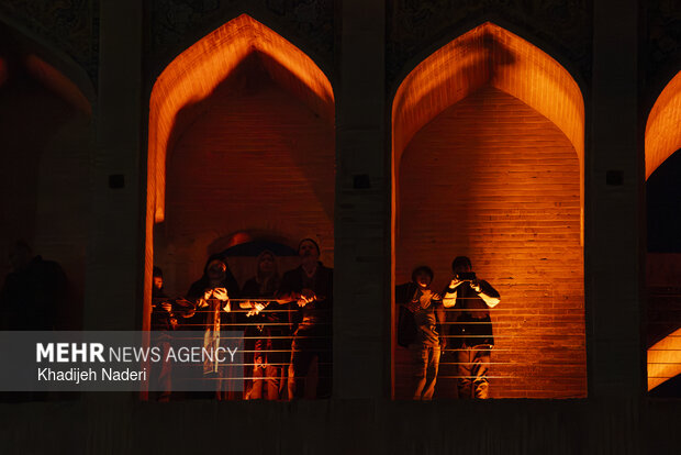 نور افشانی شب پیروزی انقلاب اسلامی در اصفهان