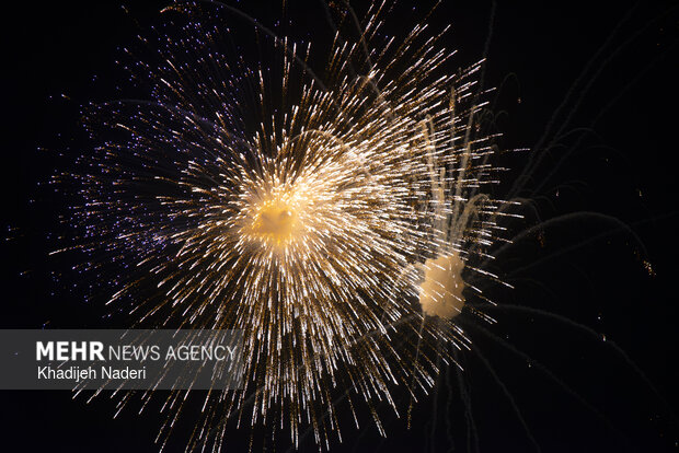 نور افشانی شب پیروزی انقلاب اسلامی در اصفهان