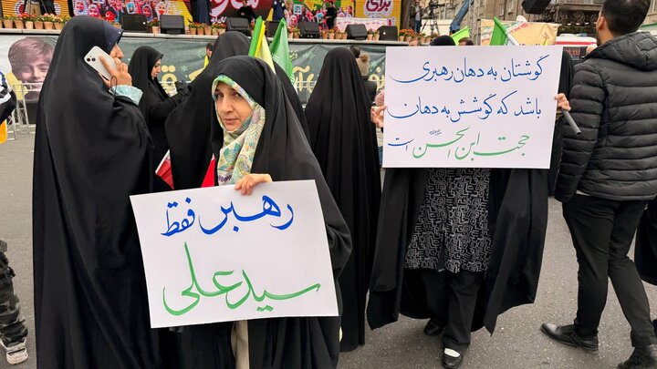 پلاکاردهای در دست مردم، مخابره پیامی روشن به دشمنان ایران در مسیر راهپیمایی