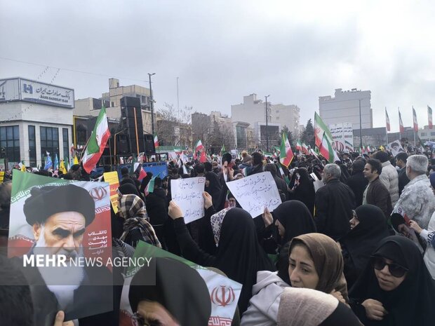 راهپیمایی ۲۲ بهمن در مشهد؛ پایتخت معنوی ایران آغاز شد