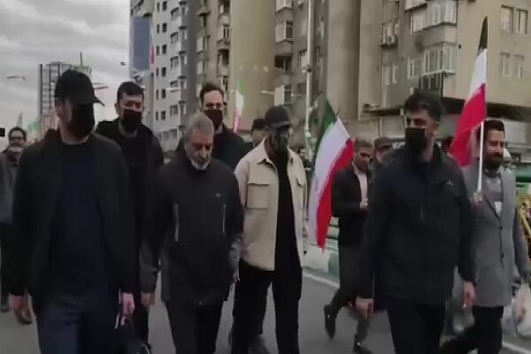 İran Genelkurmay Başkanı kutlama yürüyüşünme katıldı