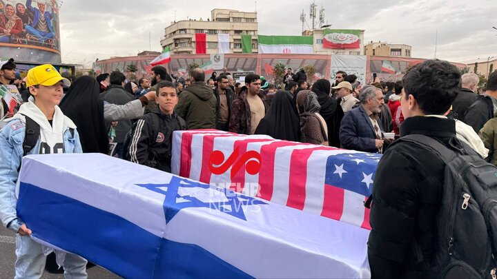 حمل تابوت نمادین نخست وزیر رژیم صهیونیستی و رئیس جمهور آمریکا