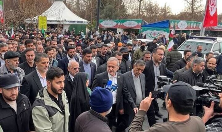 Cumhurbaşkanı Pezeşkiyan 11 Şubat Yürüyüşü'ne katıldı