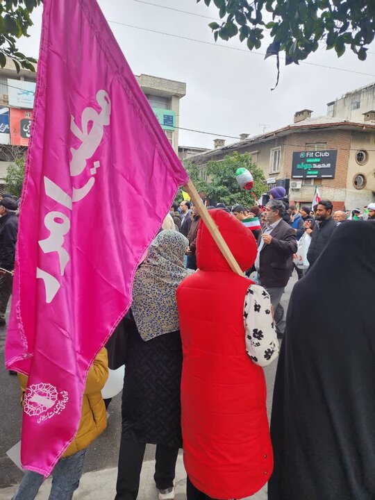 جشن انقلاب زیر نم نم وارش در مازندران