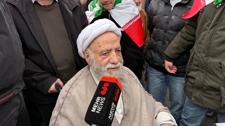 حضور حجت الاسلام قرائتی در میدان انقلاب