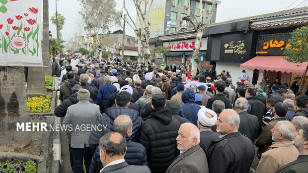 قدمهای استوار گیلانیها در مسیر ۲۲ بهمن زیر بارش باران