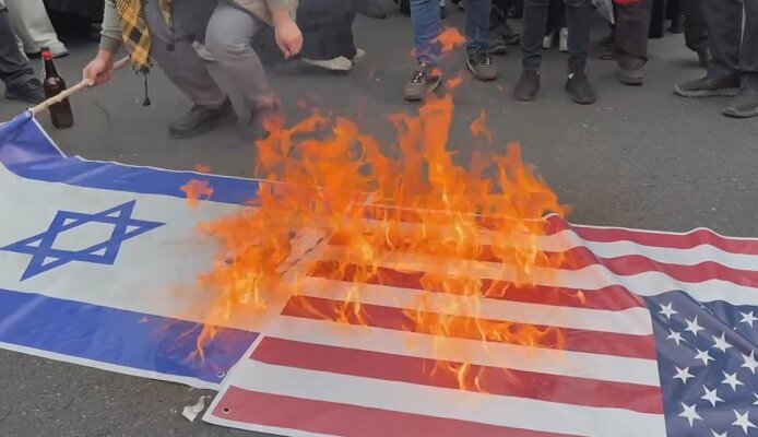 Tahran'da ABD ve İsrail bayrakları yakıldı