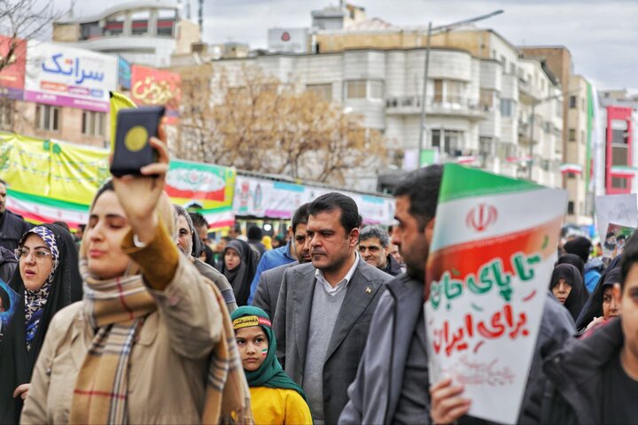 حضور معاون علمی رئیس‌جمهور در راهپیمایی ۲۲ بهمن