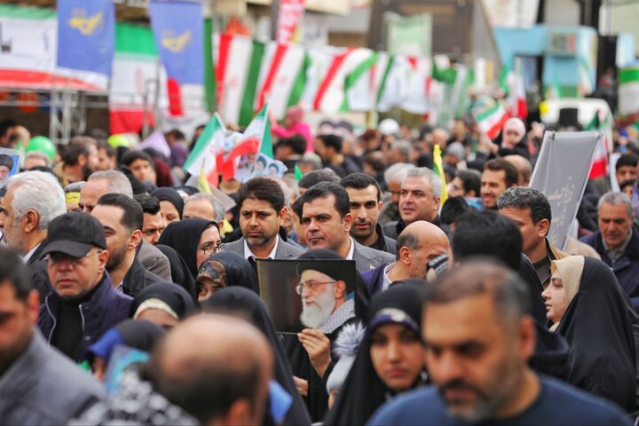 معاون علمی رئیسجمهور در راهپیمایی ۲۲ بهمن حاضر شد