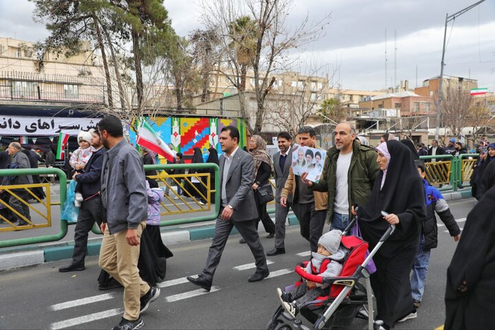 معاون علمی رئیسجمهور در راهپیمایی ۲۲ بهمن حاضر شد