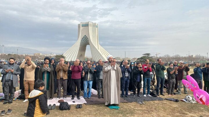برپایی نماز جماعت در میدان آزادی پس از پایان مراسم یوم الله ۲۲ بهمن