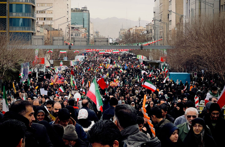 ملت ایران در سالی سخت طومار دشمن را پیچیدند!