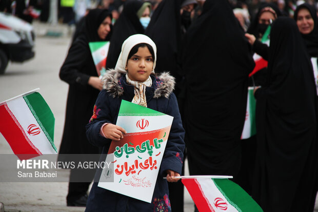 پیر و جوان پای انقلاب در کرمانشاه