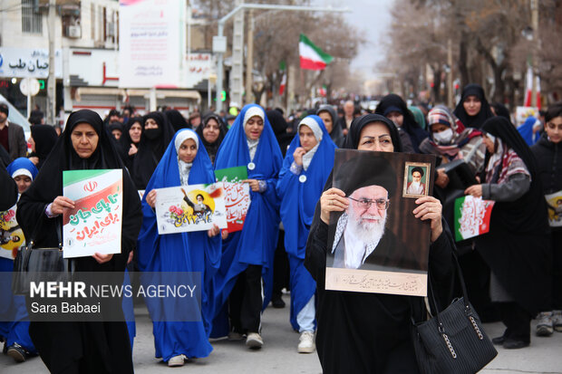 پیر و جوان پای انقلاب در کرمانشاه