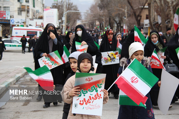 پیر و جوان پای انقلاب در کرمانشاه