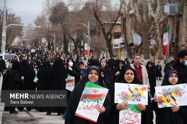 پیر و جوان پای انقلاب در کرمانشاه
