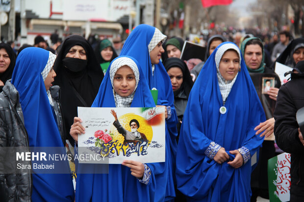 پیر و جوان پای انقلاب در کرمانشاه