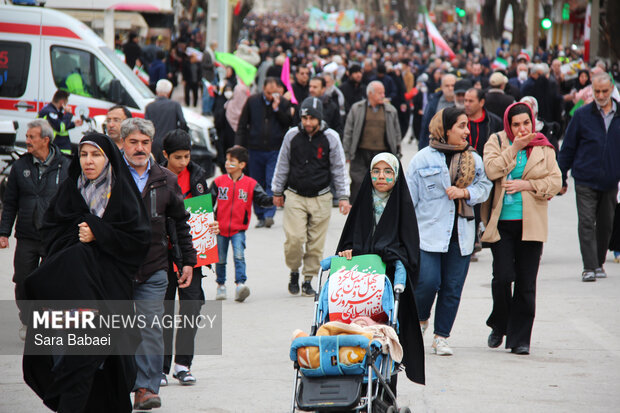 پیر و جوان پای انقلاب در کرمانشاه