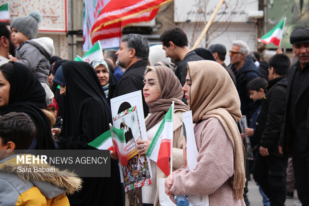 پیر و جوان پای انقلاب در کرمانشاه