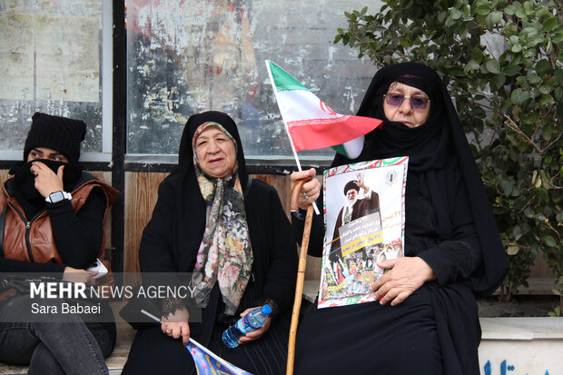 پیر و جوان پای انقلاب در کرمانشاه