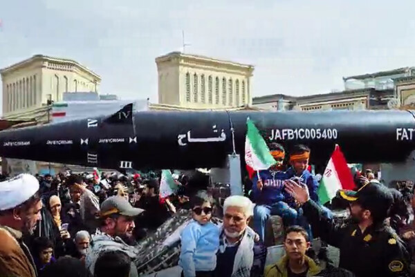 عکس یادگاری راهپیمایان قمی با موشک فتاح