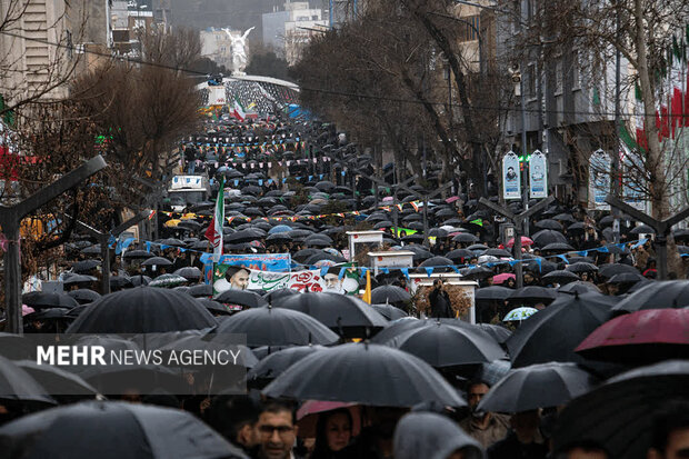 ۲۲ بهمن در سنندج؛ خیابان‌هایی که به نام انقلاب نفس می‌کشیدند