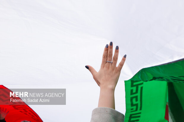 زیر پرچم الله نشان