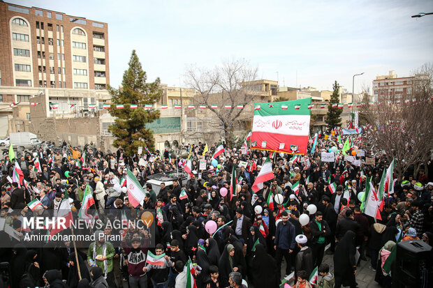 نگاهی متفاوت از ایستادگی ملت در سالگرد پیروزی انقلاب