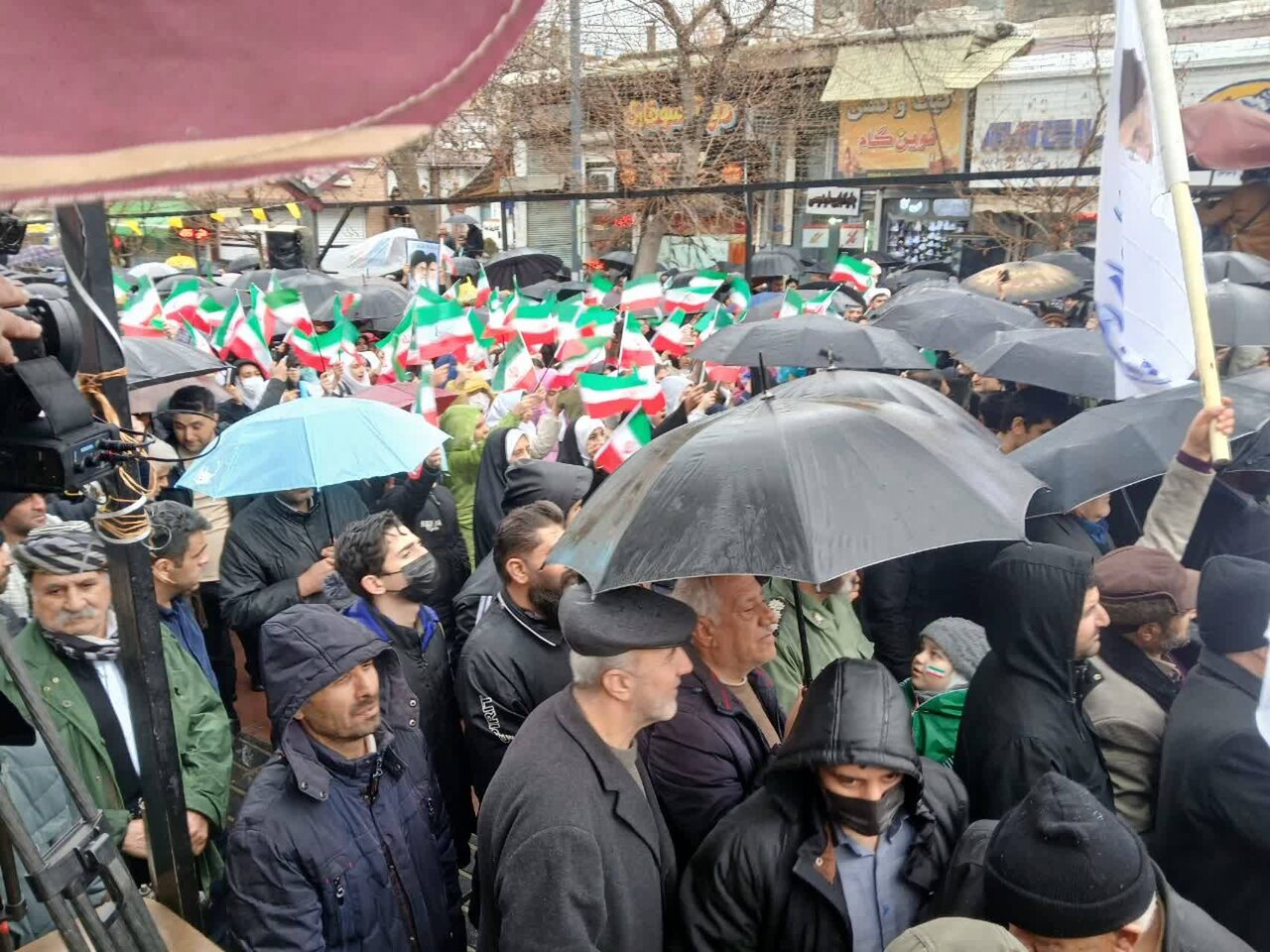 حضور،انقلاب،راهپيمايي،بهمن،سنندج،مردمي،مرگ،آمريكا،فرياد،شعار ...