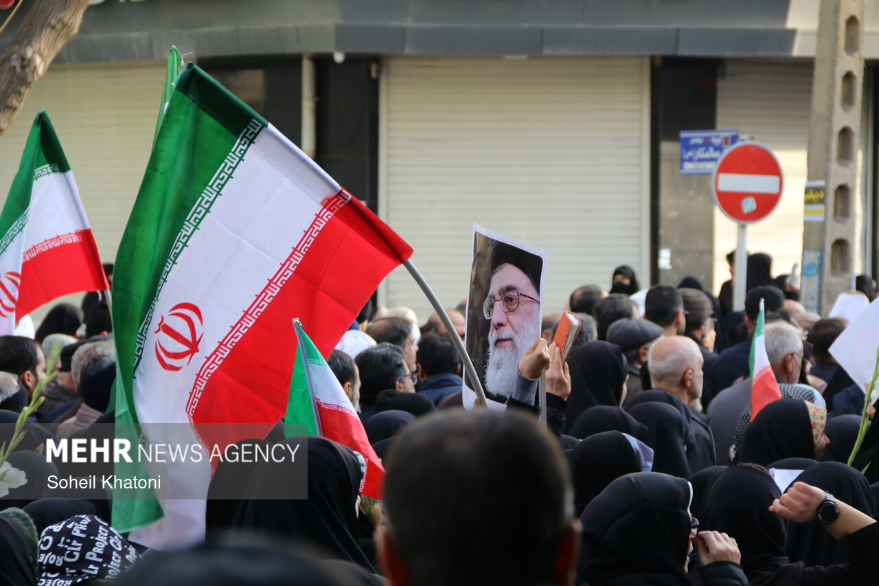 ايران،مهر،نظام،حضور،دست،راهپيمايي،ملت،خبرنگار،قزوين،پاي،خياب ...