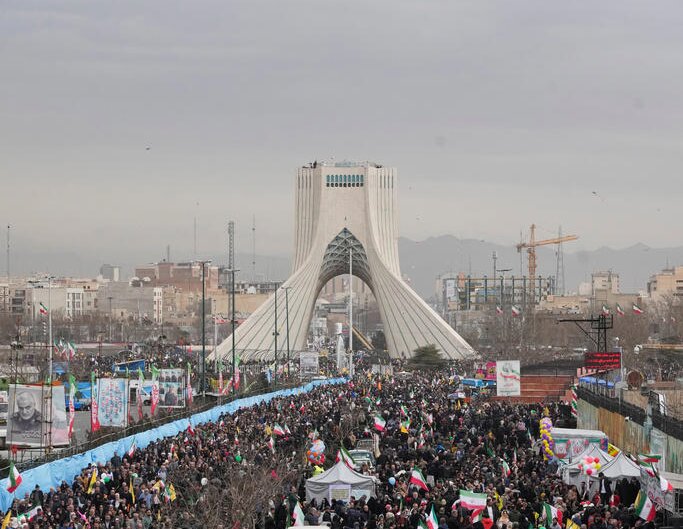 ايران،نوشت،پيروزي،انقلاب،حضور،آسوشيتدپرس،راهپيمايي