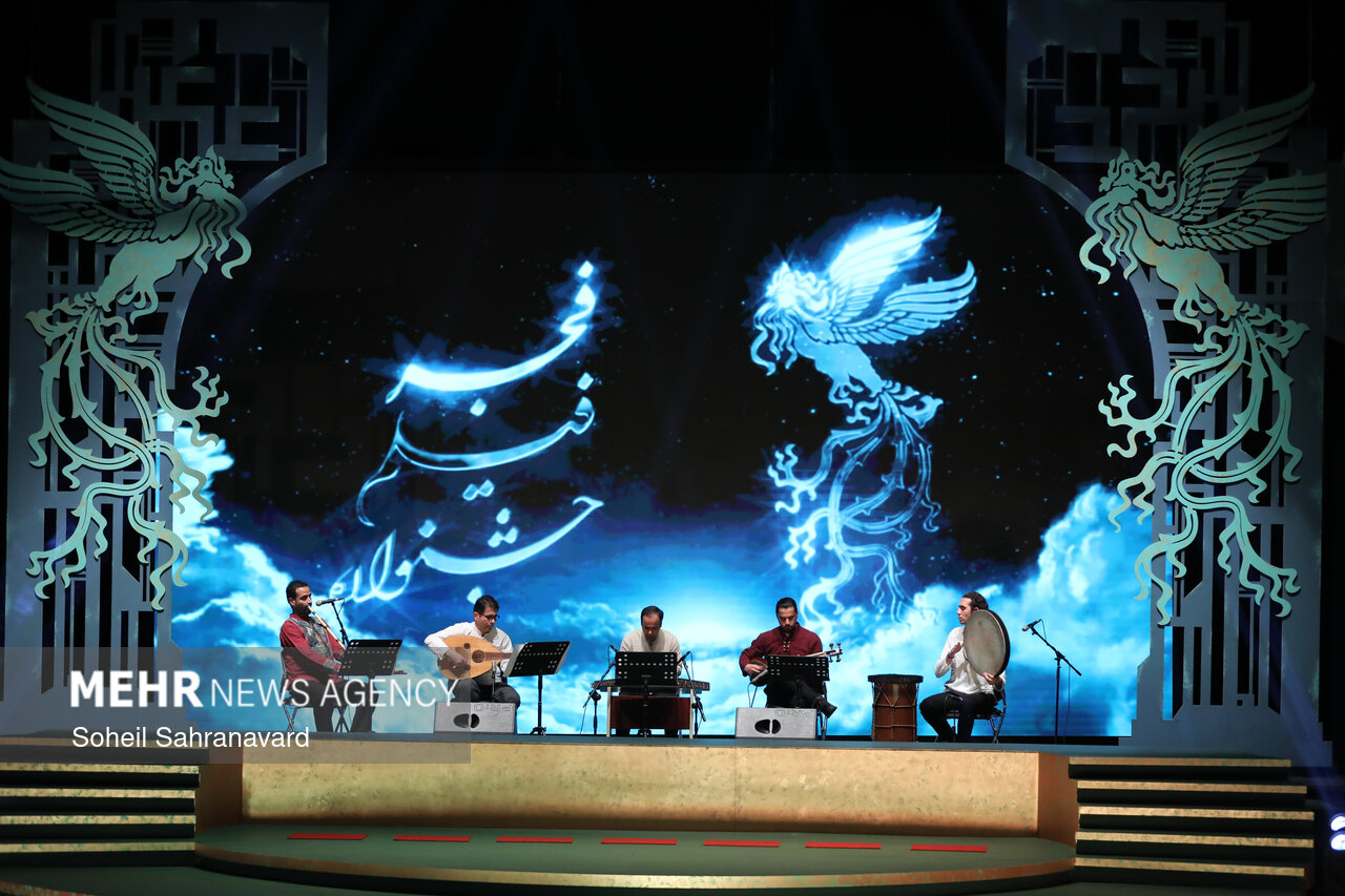 پایان چهل و چهارمین دوره جشنواره فیلم فجر برگزار شد. پایان چهل و چهارمین دوره جشنواره فیلم فجر برگزار شد.