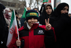 جلوه ایمان در راهپیمایی ۲۲ بهمن از نگاه شهروندی لبنانی+ فیلم