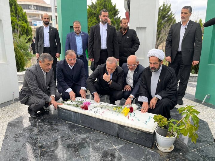 ادای احترام رئیس‌جمهور به شهدای گلستان در بدو ورود به استان