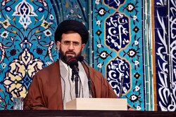 امام جمعه گرمسار: جنس طرفداری مردم ایران از انقلاب، عشق به رهبری است
