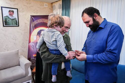 حضور رئیس مجلس در منزل شهید فرج‌الله شوشتری