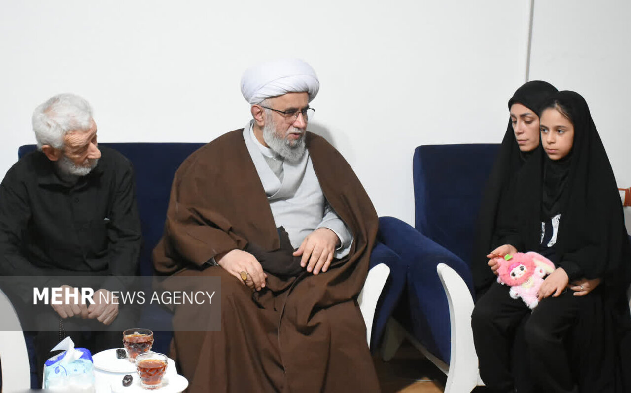 آیتالله رمضانی: شهدای مدافع امنیت مظلومانه پای آرامش مردم ایستادند آیتالله رمضانی: شهدای مدافع امنیت مظلومانه پای آرامش مردم ایستادند