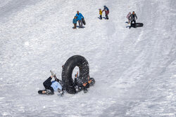 تیوپ سواری در پیست اسکی بارده