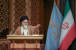 پیوند تولیدات علمی حوزه با حل مسائل نظام اسلامی ضروری است