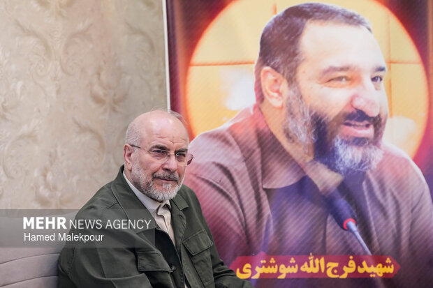 حضور رئیس مجلس در منزل شهید فرج‌الله شوشتری