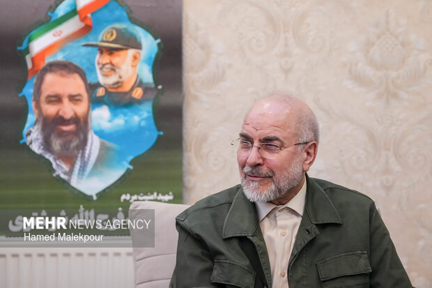 حضور رئیس مجلس در منزل شهید فرج‌الله شوشتری