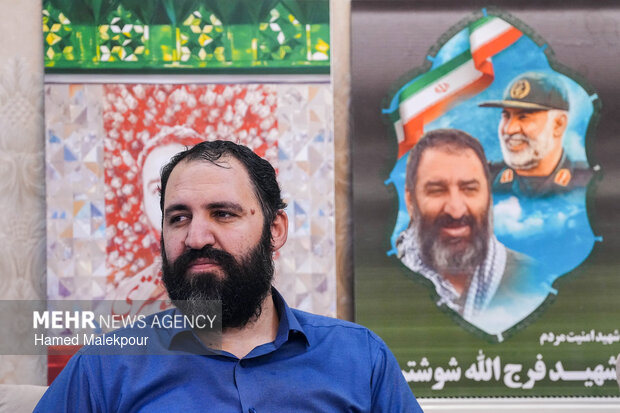 حضور رئیس مجلس در منزل شهید فرج‌الله شوشتری