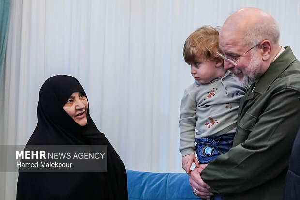 حضور رئیس مجلس در منزل شهید فرج‌الله شوشتری