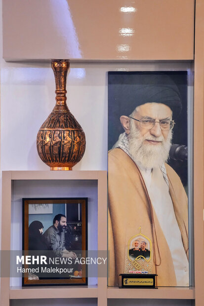 حضور رئیس مجلس در منزل شهید فرج‌الله شوشتری