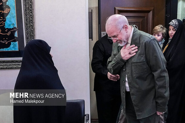 حضور رئیس مجلس در منزل شهید فرج‌الله شوشتری