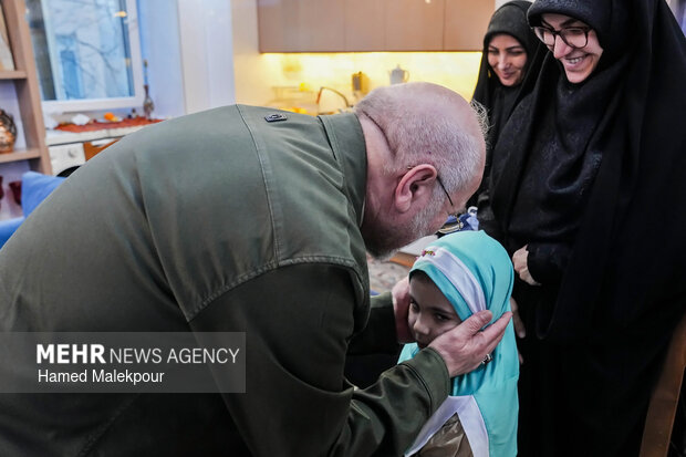 حضور رئیس مجلس در منزل شهید فرج‌الله شوشتری