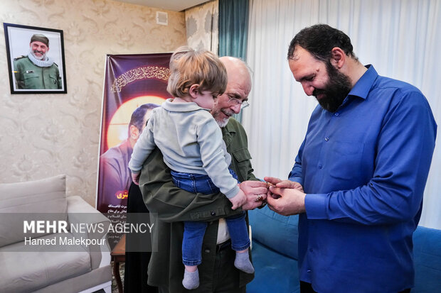 حضور رئیس مجلس در منزل شهید فرج‌الله شوشتری