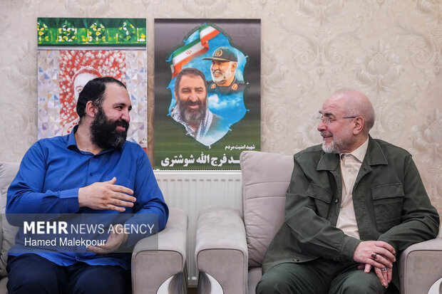 حضور رئیس مجلس در منزل شهید فرج‌الله شوشتری