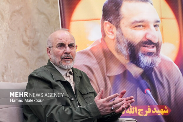 حضور رئیس مجلس در منزل شهید فرج‌الله شوشتری